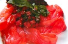 Ломтики лосося с помидорами конфи и гренками