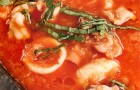 Суп из морепродуктов с чечевицей и базиликом