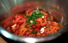 Жареные ломтики тыквы с томатным соусом