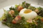 Домашний салат из овощей с яйцом-пашот