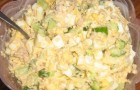 Салат из печени трески с солеными огурцами