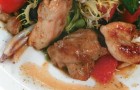 Теплый салат с курицей и грибами под имбирной заправкой