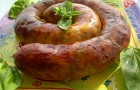 Украинская домашняя свиная колбаса с луком и пряностями
