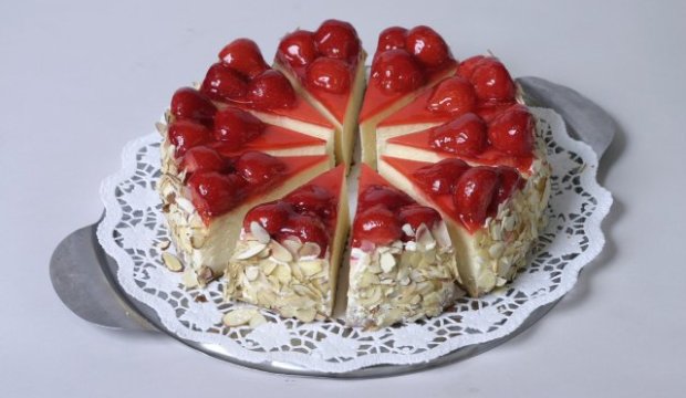 Вишнево-фисташковый торт-пирог