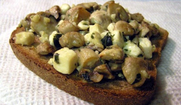 Бутерброд с солеными грибами