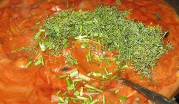 Грибной соус с луком и томатом