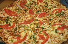 Пицца с шампиньонами и зеленым горошком