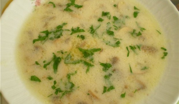 Суп из белых сушеных грибов с рисом, сливками и лимоном
