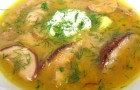 Суп из свежих грибов с мясом и манной крупой