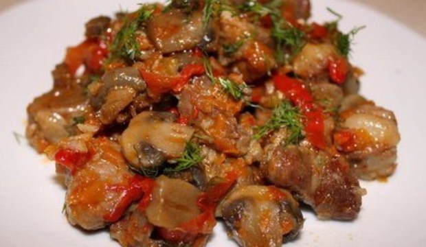 Тушеное мясо с фасолью и грибами