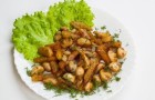 Жареный картофель с тушеными грибами