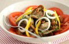 Салат из маринованных грибов с луком