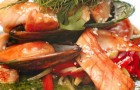 Ассорти из морепродуктов с овощами вок и соусом из кинзы