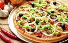 Пицца с оливками и чесноком