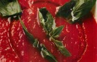 Протертый суп из томатов со свежим базиликом