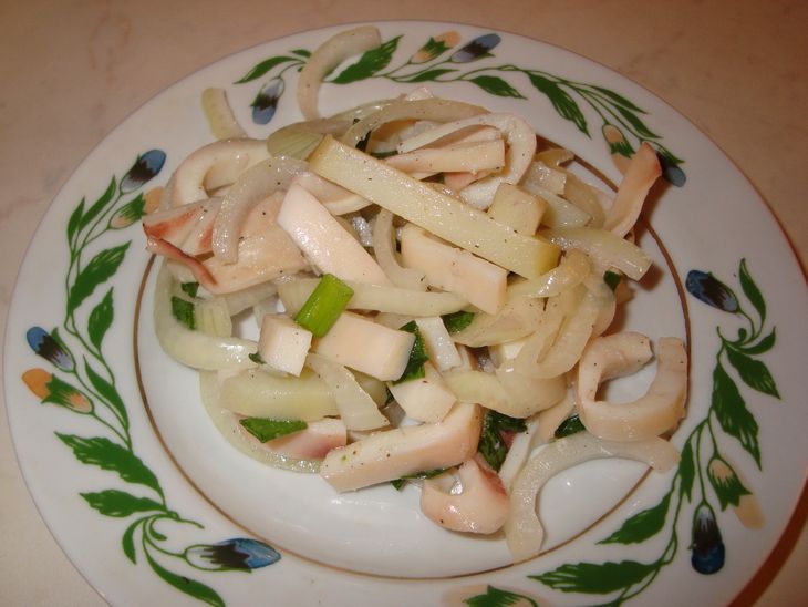 Салат из кальмаров, картофеля и лука