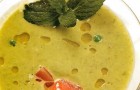 Суп из зеленого горошка и мяты с копченым лососем