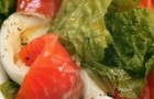 Салат с копченым лососем, моцареллой и лаймово-медовым соусом