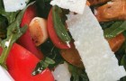 Салат с рукколой, белыми грибами и помидорами