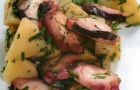 Теплый салат из осьминога и картофеля